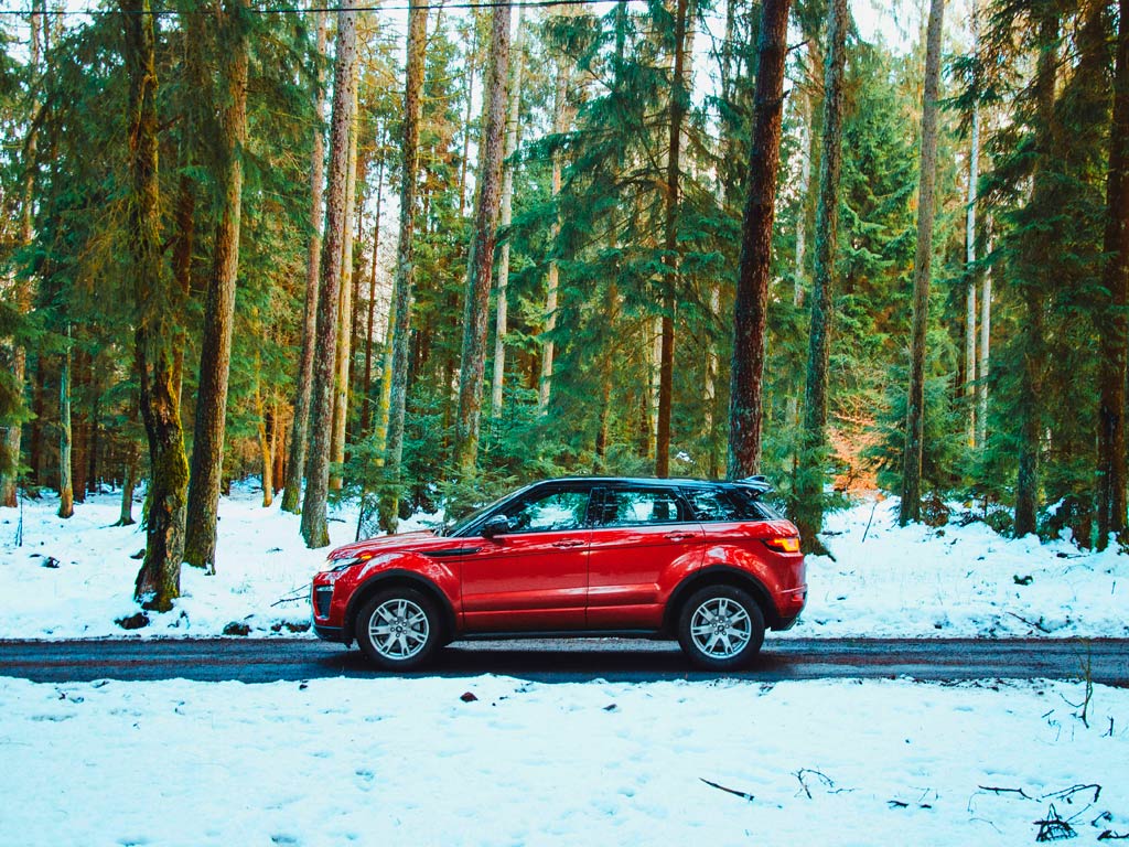 SUV circulando por carretera nevada equipado con neumáticos de invierno