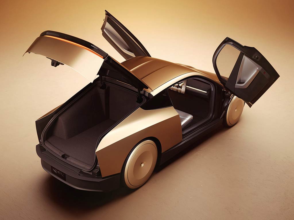 Prototipo de robotaxi autónomo de Tesla estacionado sin conductor.