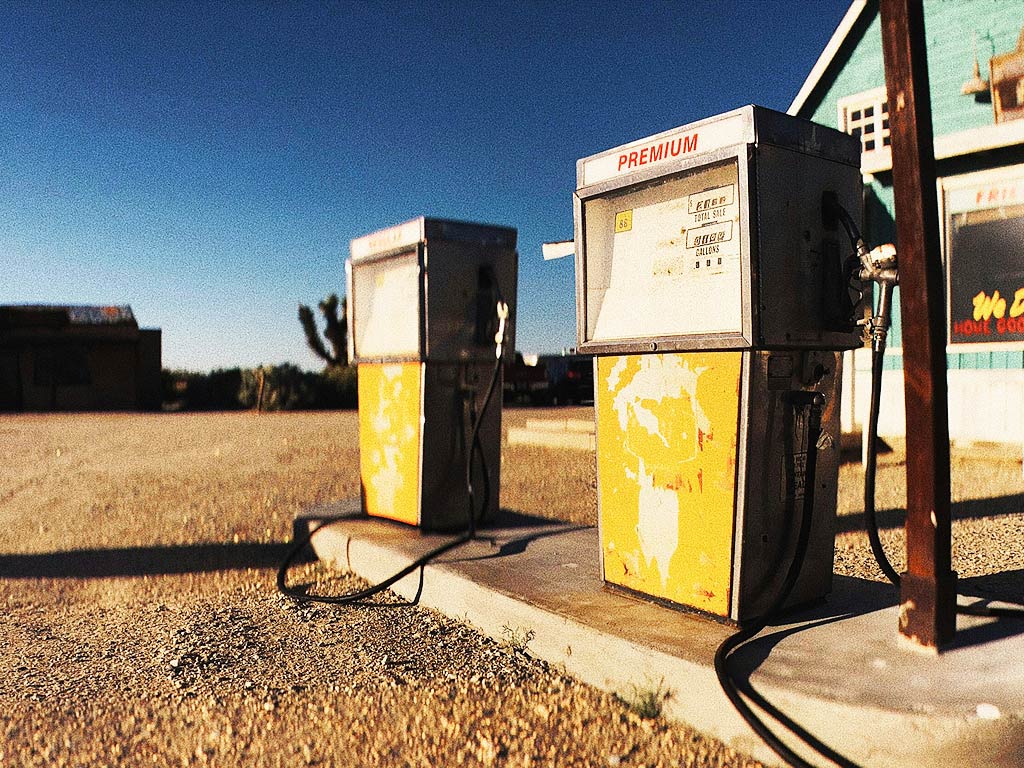 Surtidores de gasolina y diésel en una estación de servicio