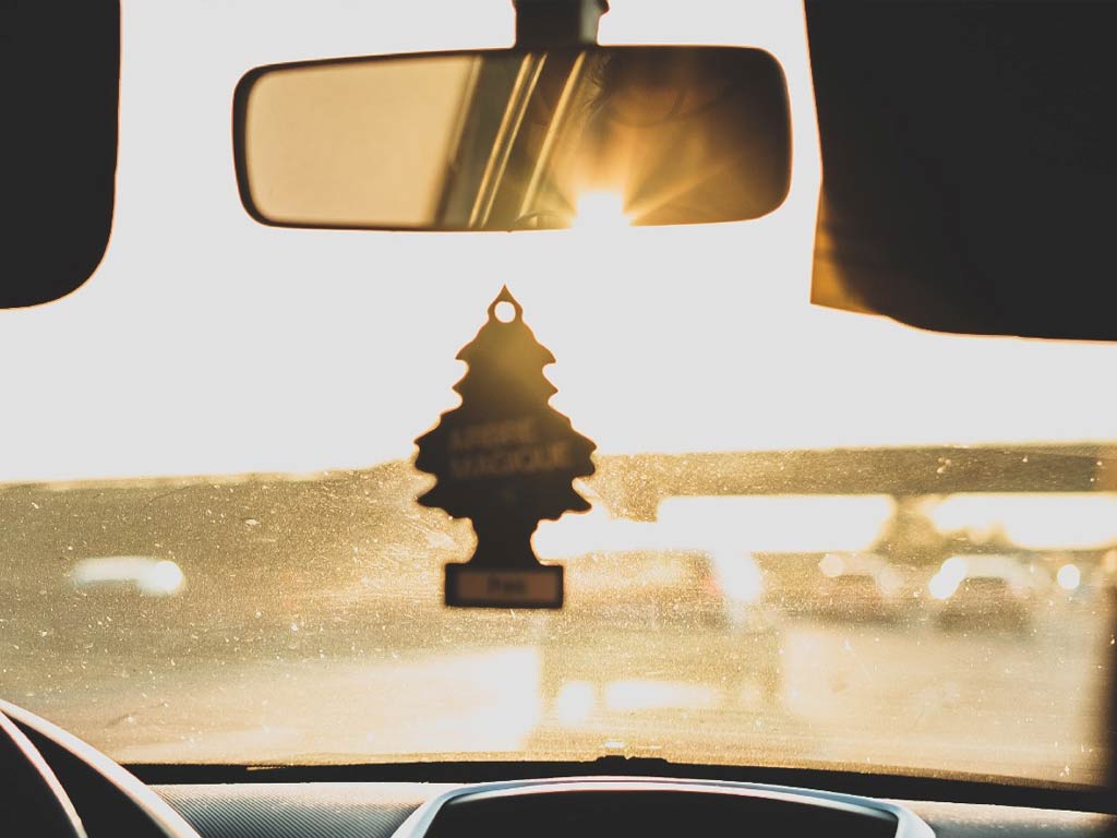 Ambientador colgado del retrovisor interior de un coche