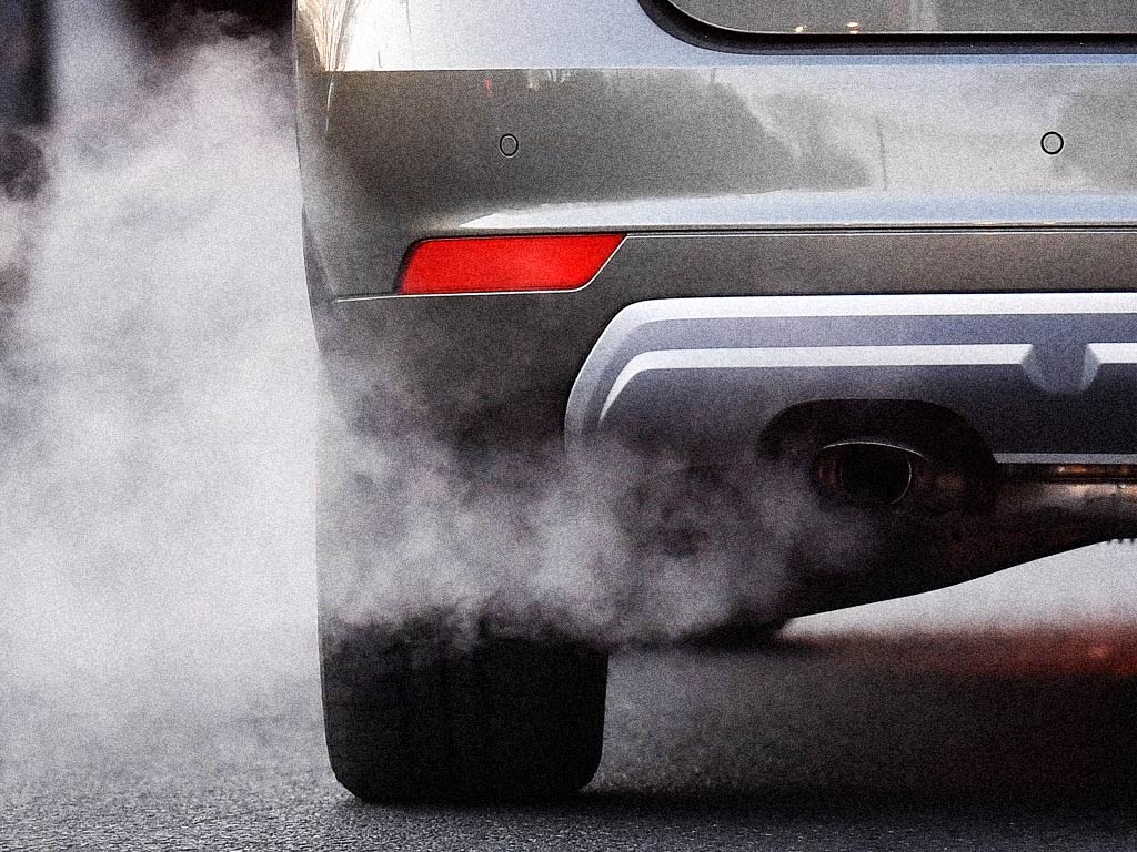 humo saliendo del tubo de escape de un coche