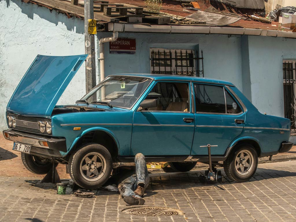 reparación y revisión mecánica de un vehículo antiguo